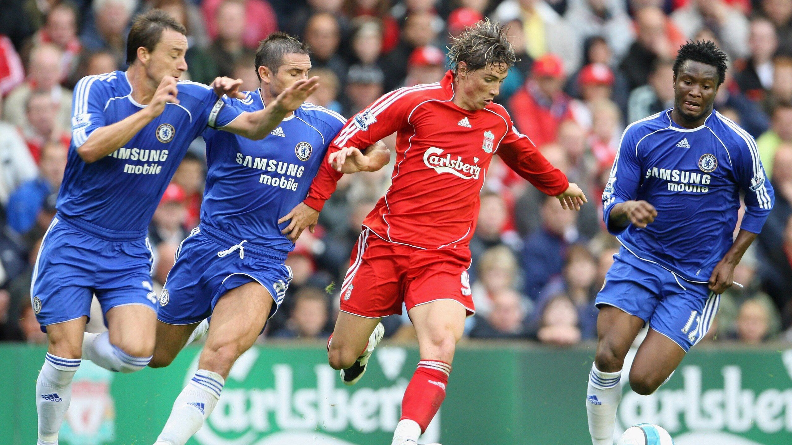 球迷激情助威营造火热氛围,球迷助威视频