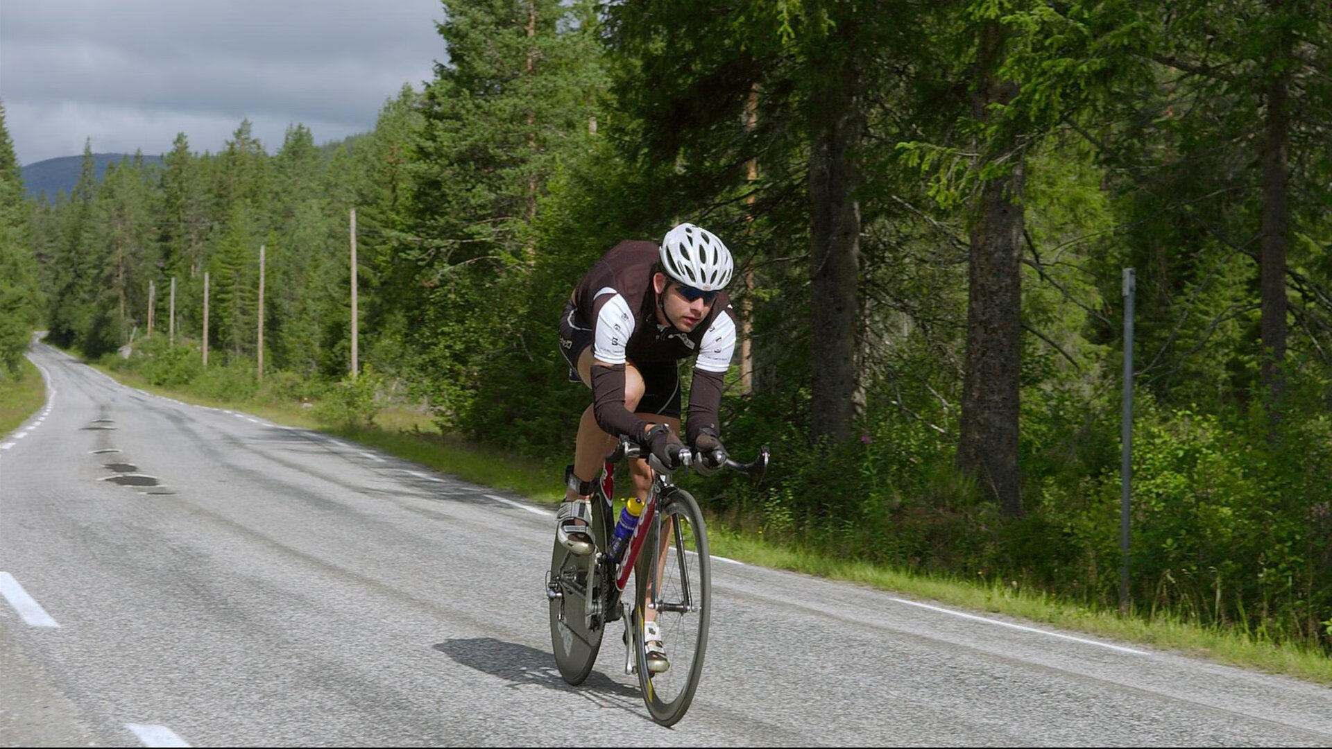 厄瓜多尔射手破门，巴萨强势反击，厄瓜多尔和巴西足球
